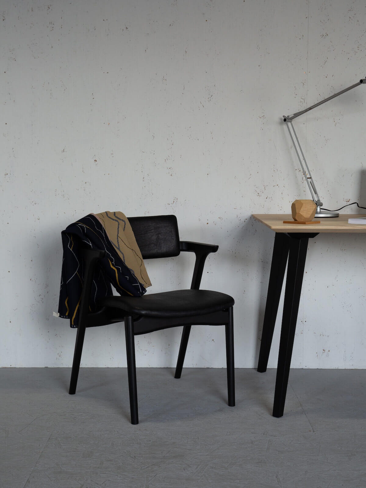 平田椅子製作所 / キャプラ ハーフアームチェア / ジェットブラック Fabric by Maharam