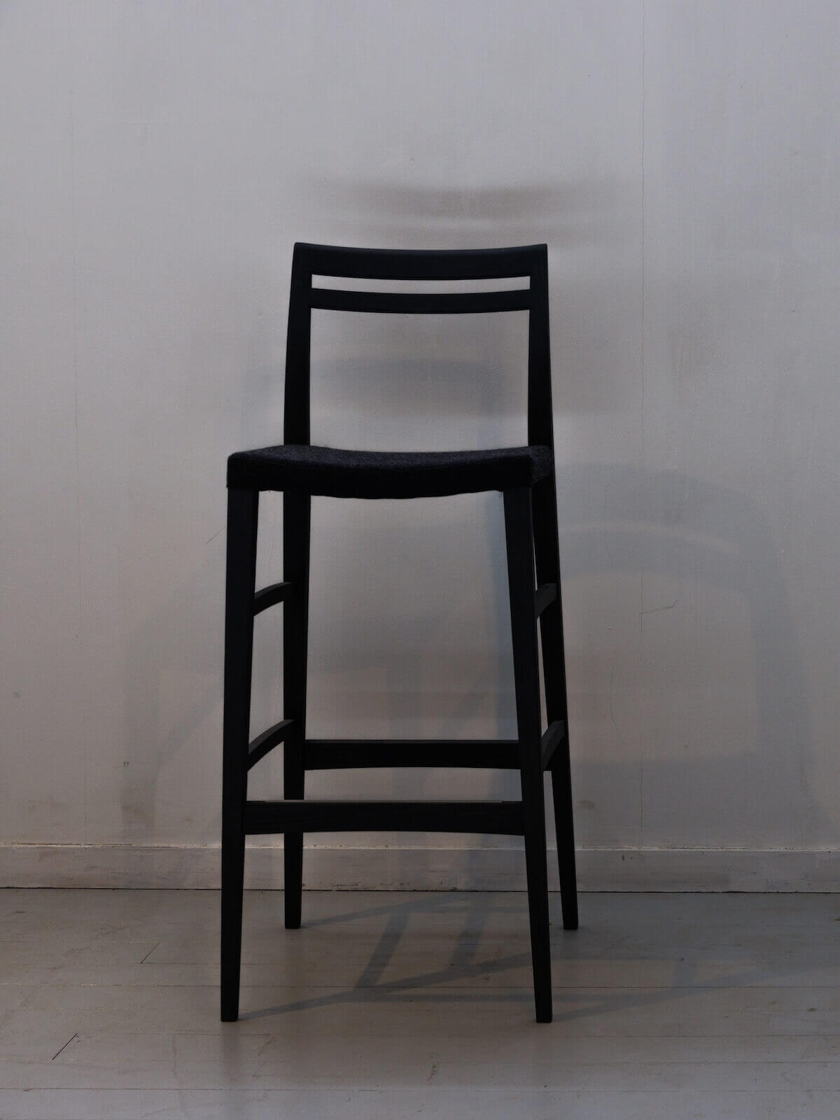 平田椅子製作所 / フィーカ バーチェア / カーボンアッシュ Fabric by Maharam