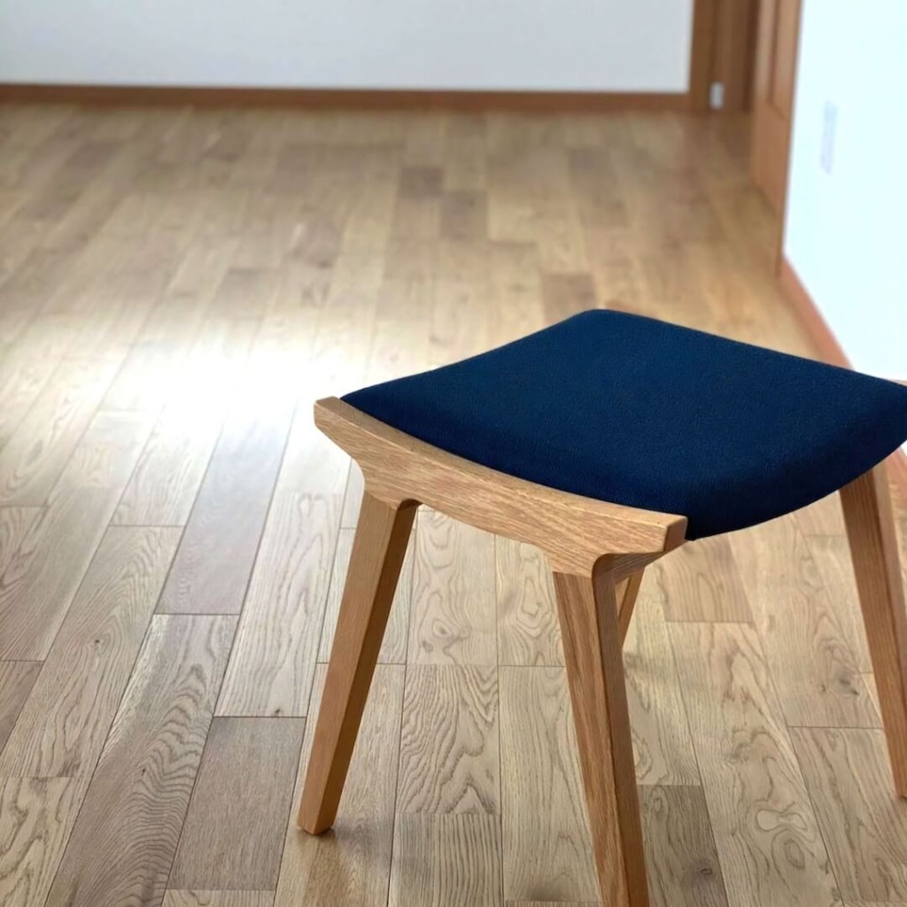 24年製 平田椅子製作所 ガド スツール カーボンアッシュ/合皮 アイボリー系 24年製 平田椅子製作所 ガド スツール カーボンアッシュ/合皮 アイボリー系